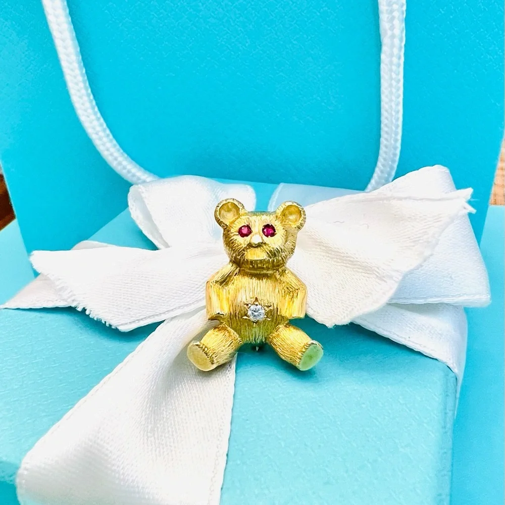 ❌❌SOLD ❌❌♥️ 18K Yellow Gold Diamond Ruby Teddy Bear Brooch Pin ♥️
Diamond Ruby - Picture 3 of 9
